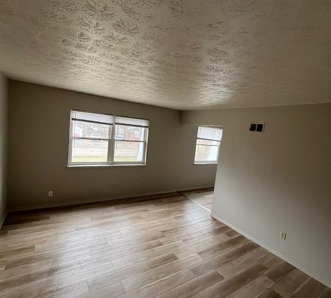 living room / entrance to kitchen area