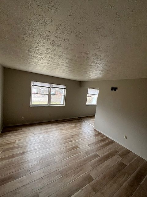 living room / entrance to kitchen area