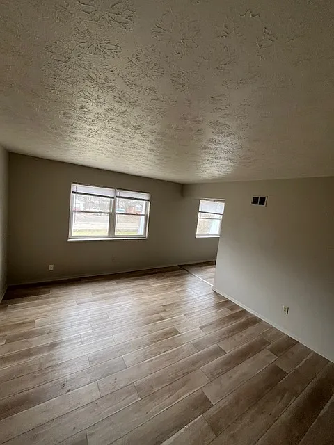 living room / entrance to kitchen area