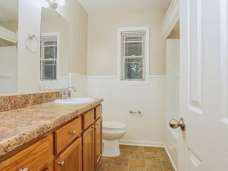 752 Barclay Ln — Photo 9