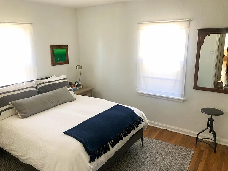 1009 Collyer St — Photo 3