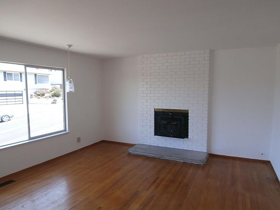 2nd image of 2425 Oakmont Dr