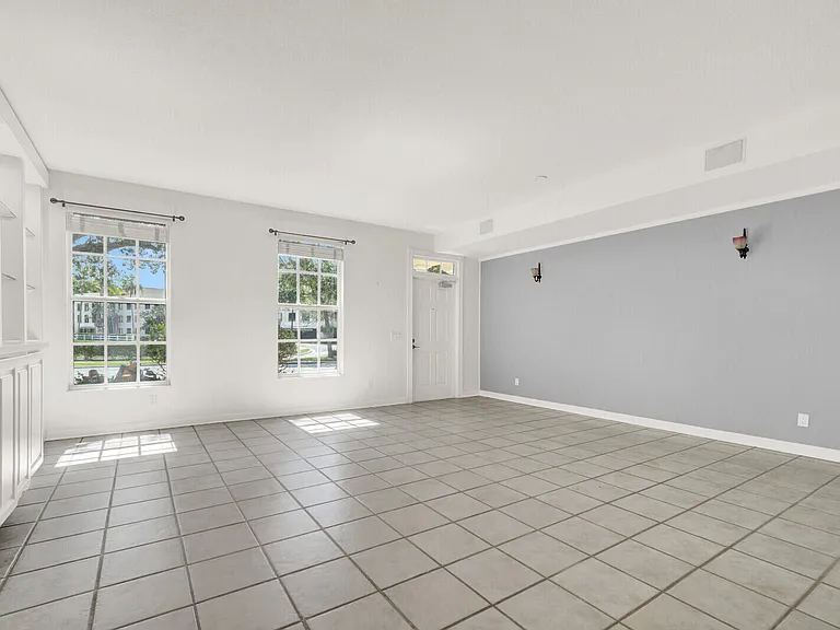 133 Wentworth Ct — Photo 5