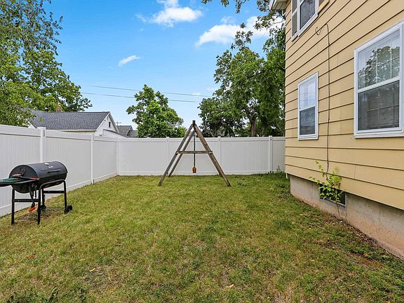 3rd image of 1011 Stuart St