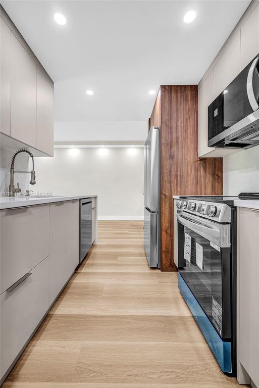 400 N Riverside Dr APT 203, photo 9
