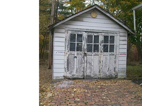 3rd image of 227 Oak St