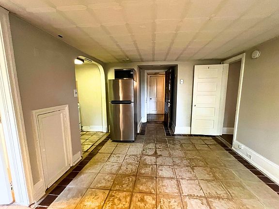 5th image of 223 Bloomingdale Ave APT J