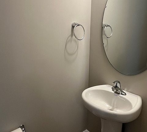4th image of 906 Elderberry Way