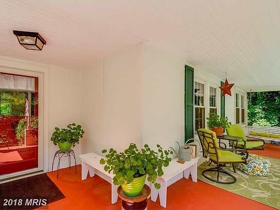 Huge front porch! WELCOME HOME!