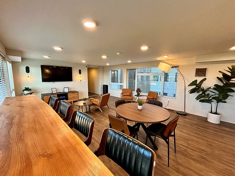 Plaza Apartments — Photo 9