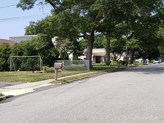 5th image of 906 Peconic St