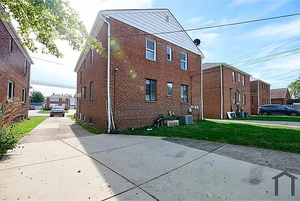 2 bed, 988 sqft, $1,055 — Photo 2