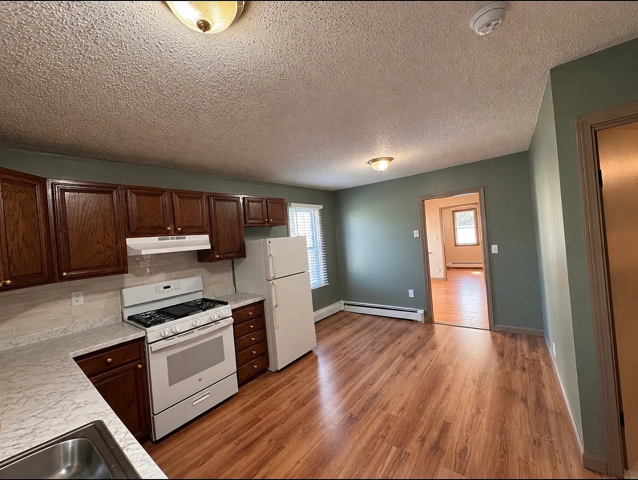 3 bed, 1000 sqft, $2,700 — Photo 2