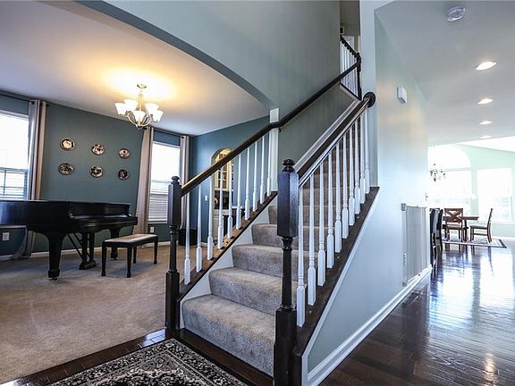 3rd image of 107 Stoneledge Way