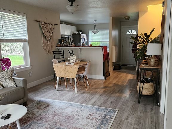 3rd image of 833 SW Sunset Blvd