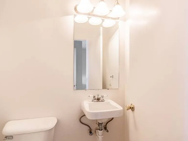 Menclair Apartments — Photo 10