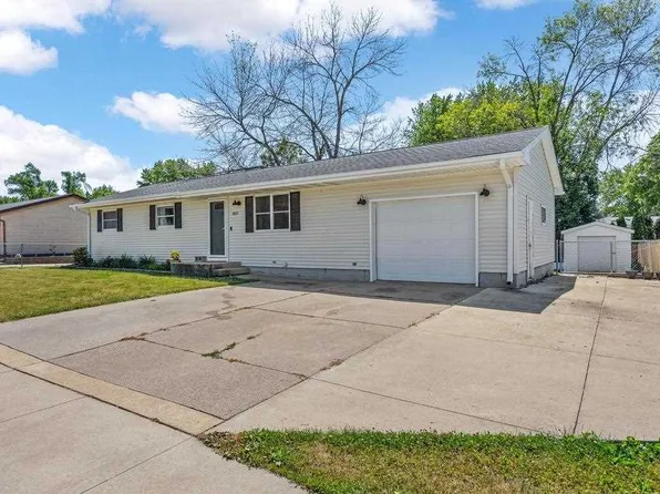 1830 Highland Rd, Ely, IA 52227