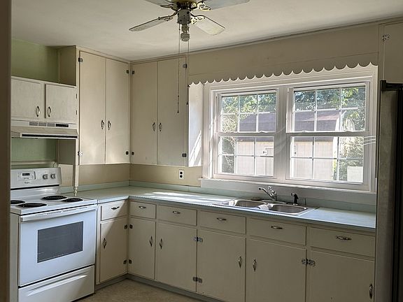 3rd image of 114 Charlotte Dr