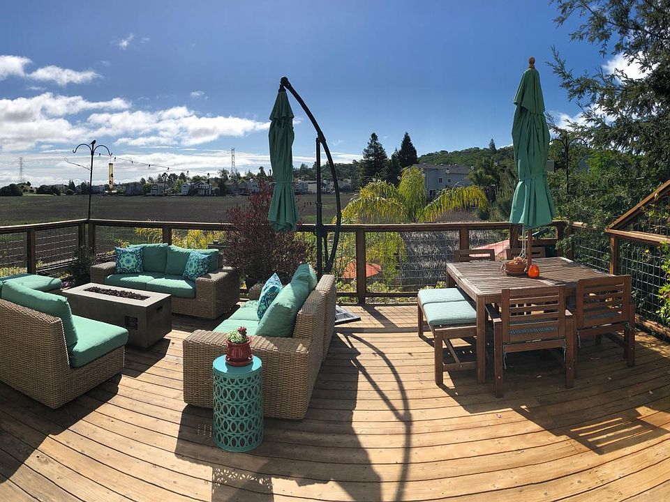 Huge deck adds 400 sqft of living space.
