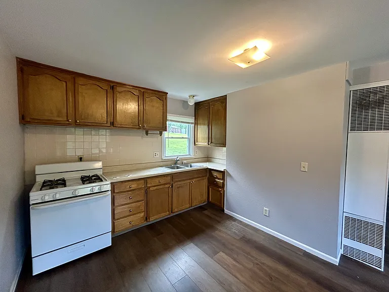 8255 Lakeview Dr — Photo 1