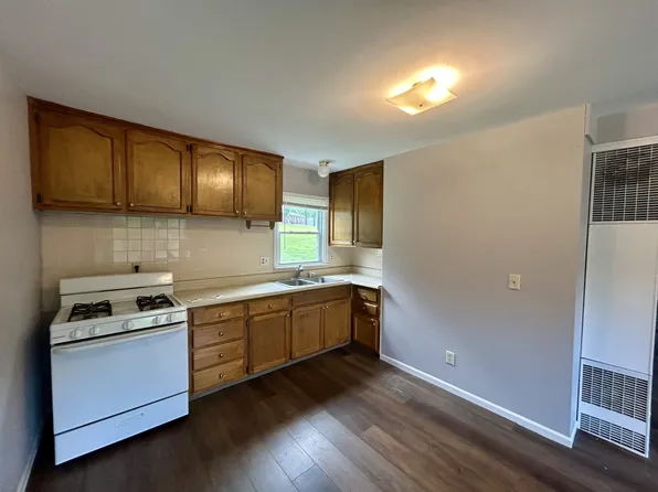 8255 Lakeview Dr, De Soto, KS 66018