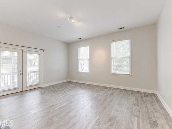 5th image of 601 Irwin St NE