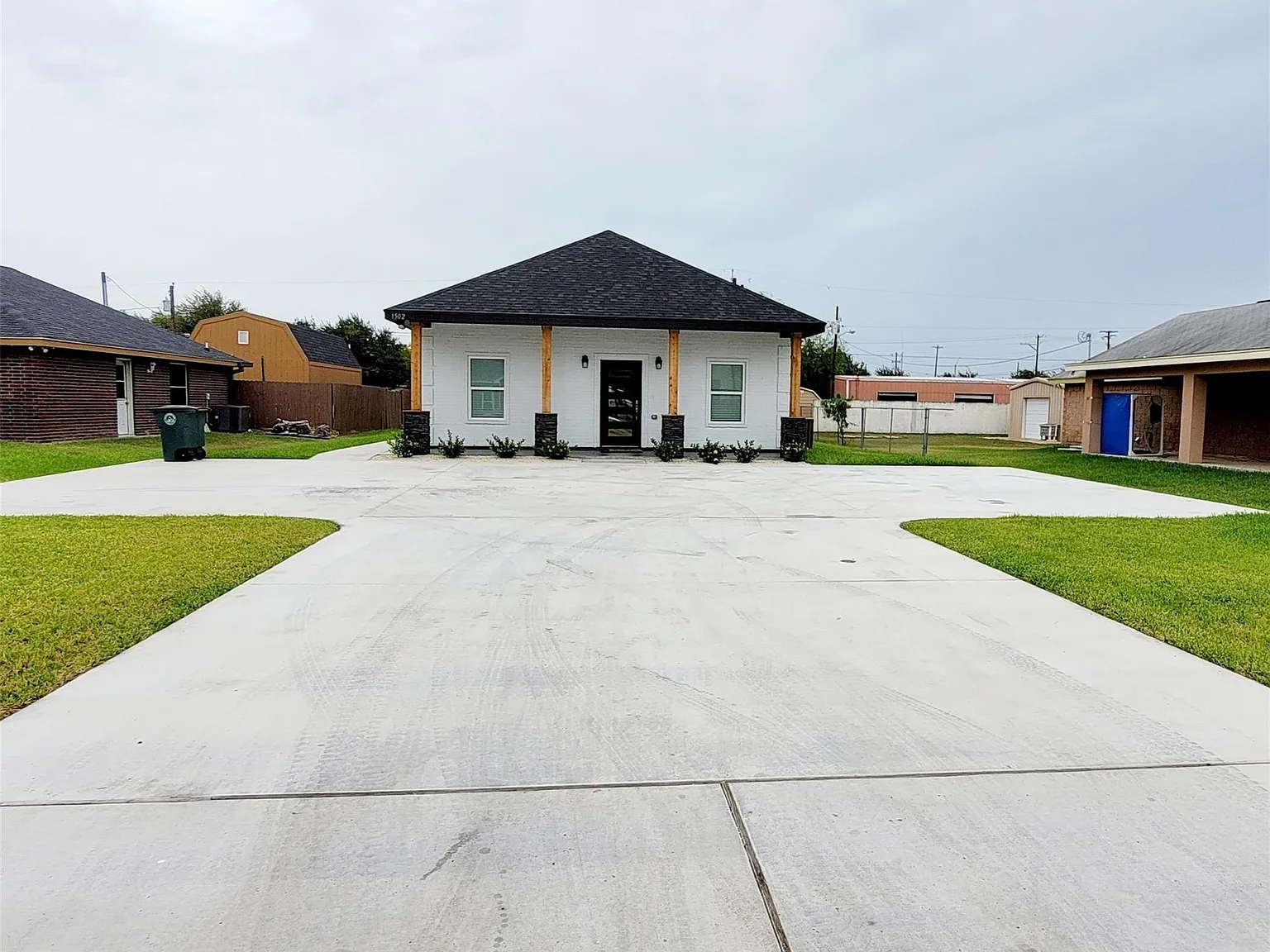 3 bed, 2.0 bath, $1,300 — Photo 1
