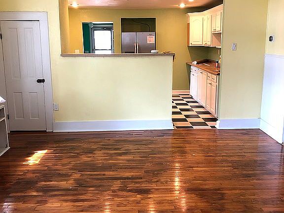 Dining/hardwood/closest