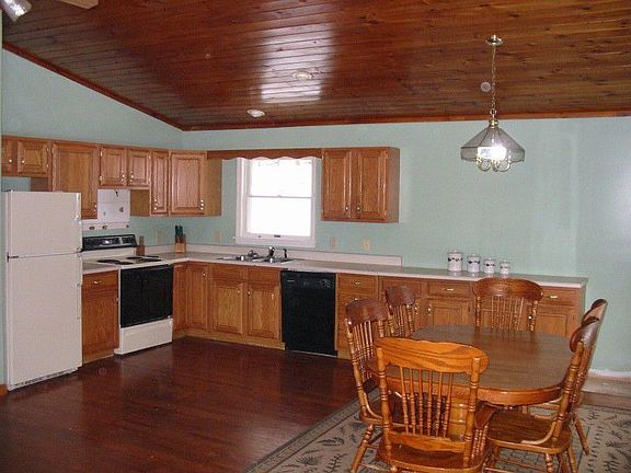Spacious Kitchen/Dining/Sitting area