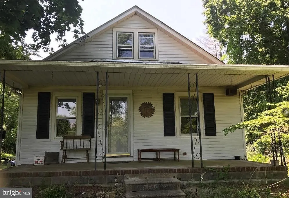 3 bed, 1.0 bath, 1384 sqft, $2,700 — Photo 1