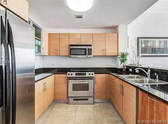 5th image of 725 NE 22nd St APT 8C