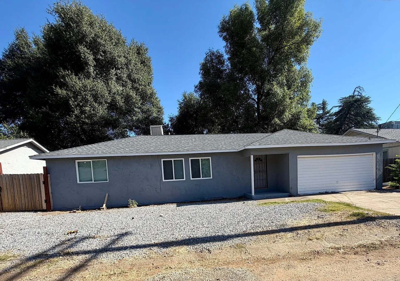 3 Bed 2 Bath House With New Luxury Vinyl Plank Flooring — Photo 2