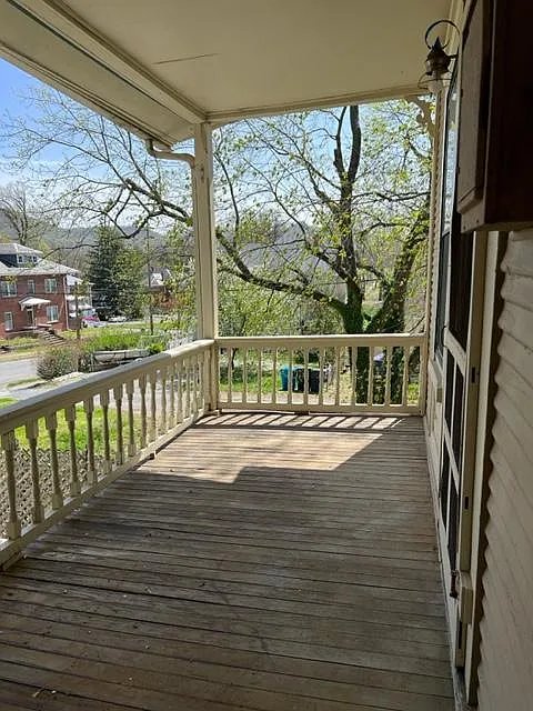 604 Mountain Ave SW — Photo 3