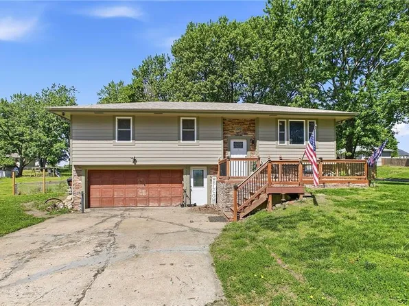 326 Gregory Dr, Gower, MO 64454