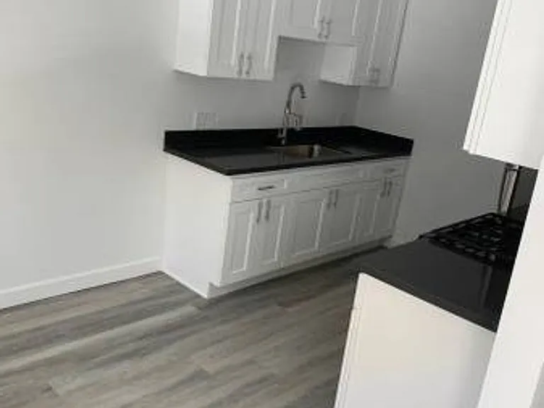 College Manor — Photo 17