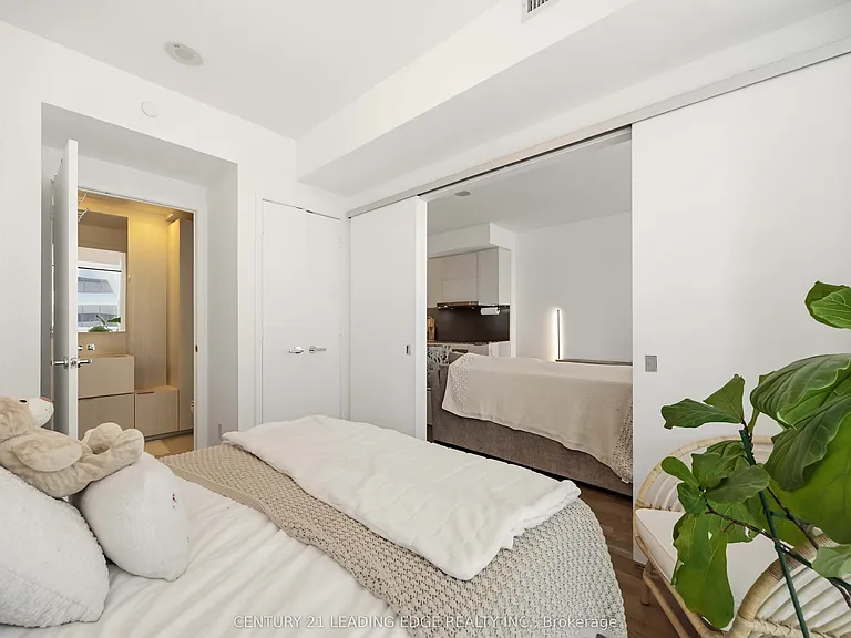 1 Bloor St E #3308 — Photo 23