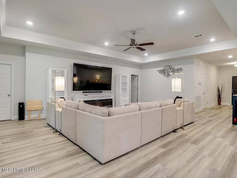 4937 Fern Dr — Photo 8