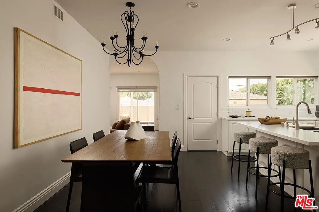 4 bed, 4.0 bath, 3165 sqft, $9,600 — Photo 4