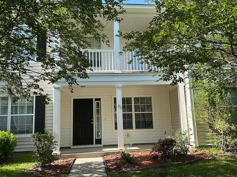 156 University Pkwy — Photo 2