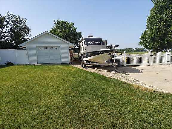 2nd image of 814 Meadow Ln