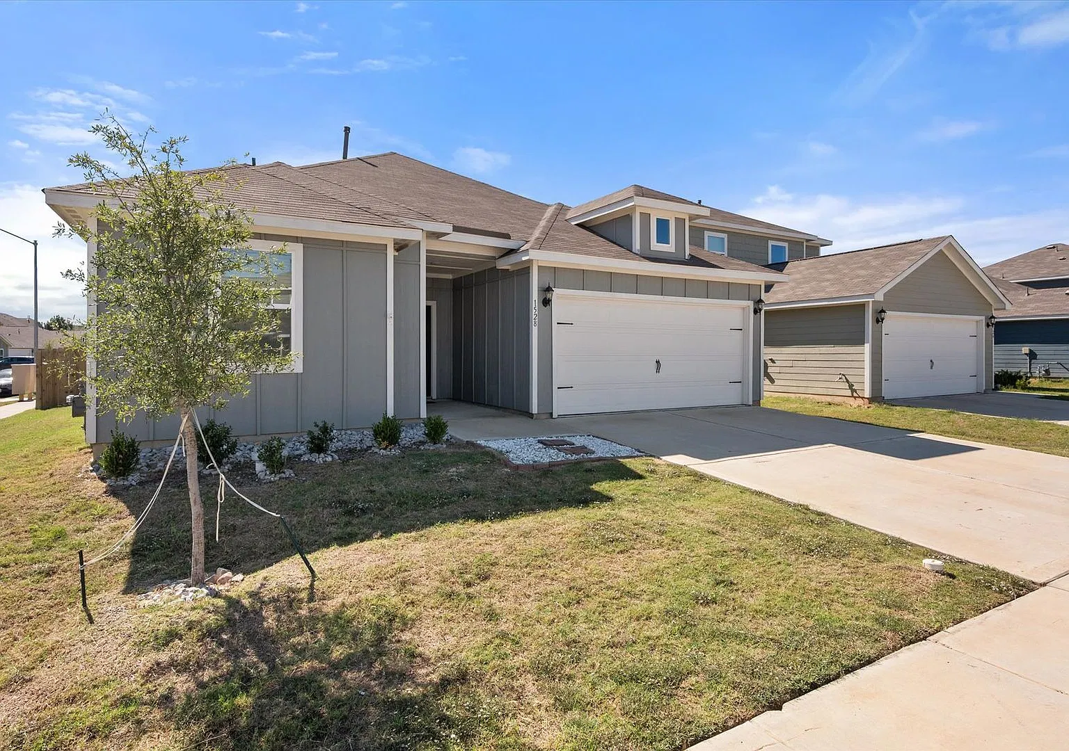 Spacious 4 Bed in Southeast Fort Worth — Photo 3