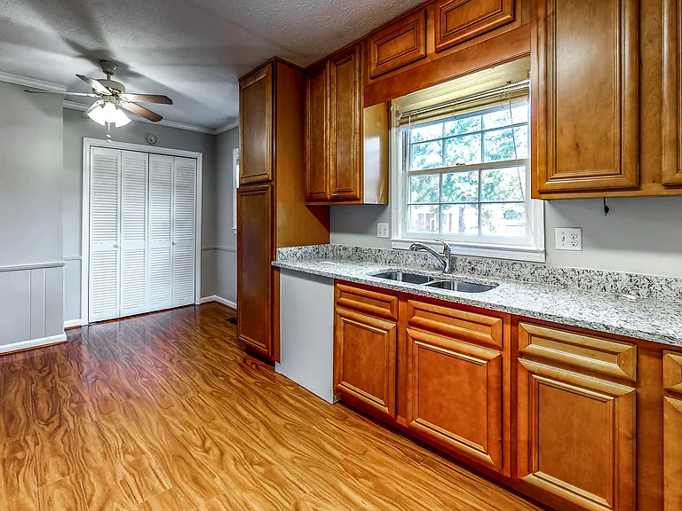N Shelby Ln — Photo 4