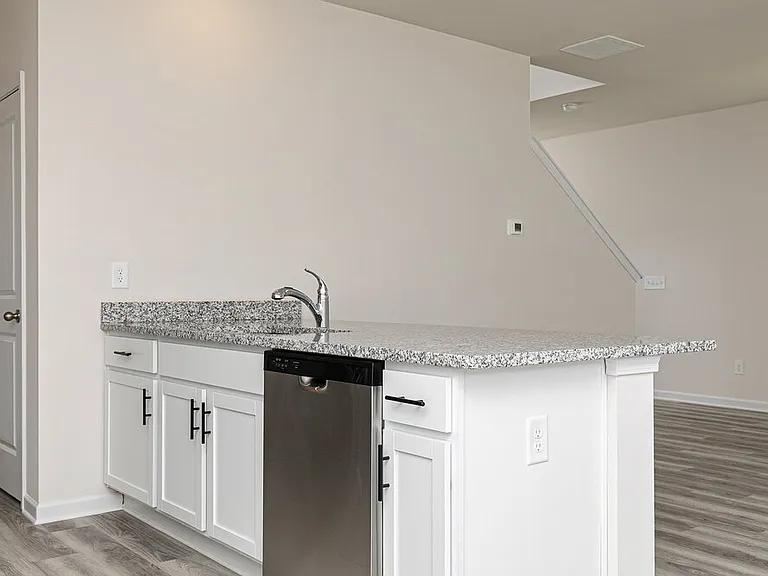 664 Mackenzie Cv — Photo 9