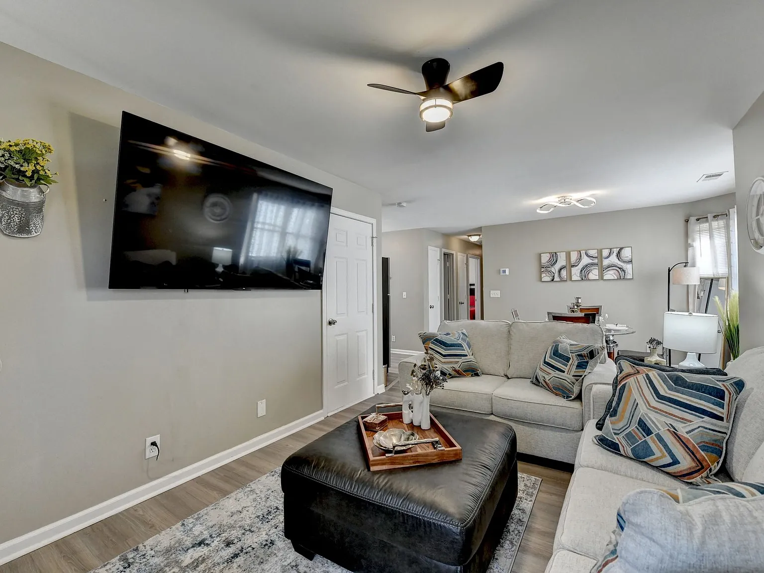 3 bed, 1200 sqft, $2,400 — Photo 4