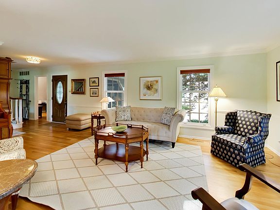 4th image of 213 Lady Ln