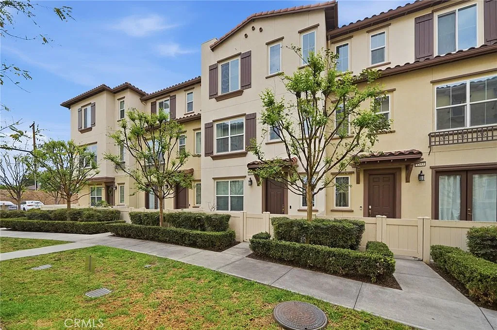 3 bed, 3.5 bath, 1696 sqft, $3,800 — Photo 2