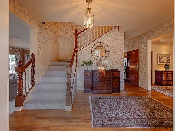 3rd image of 854 Thomas St