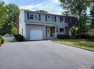 9 Amarr Dr, Shirley, NY 11967