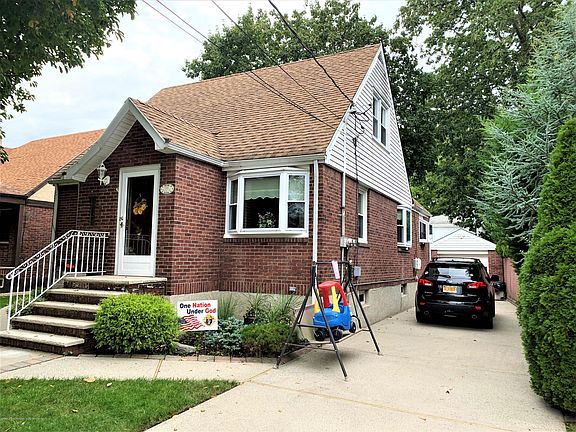 3rd image of 555 College Ave