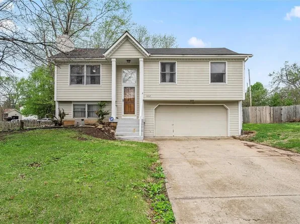 8812 Golden Ln, De Soto, KS 66018